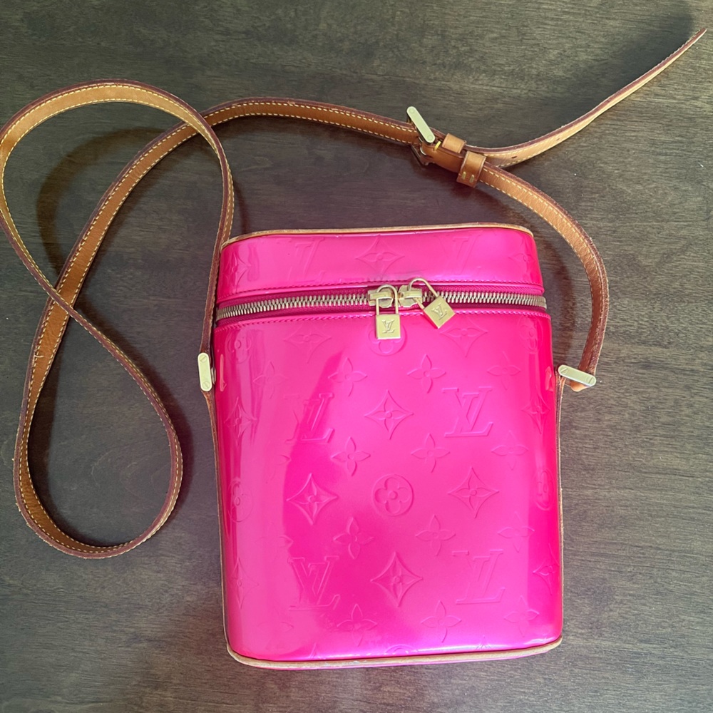 LOUIS VUITTON Sullivan Vertical
Fuchsia Pink Vernis Shoulder Bag #37242